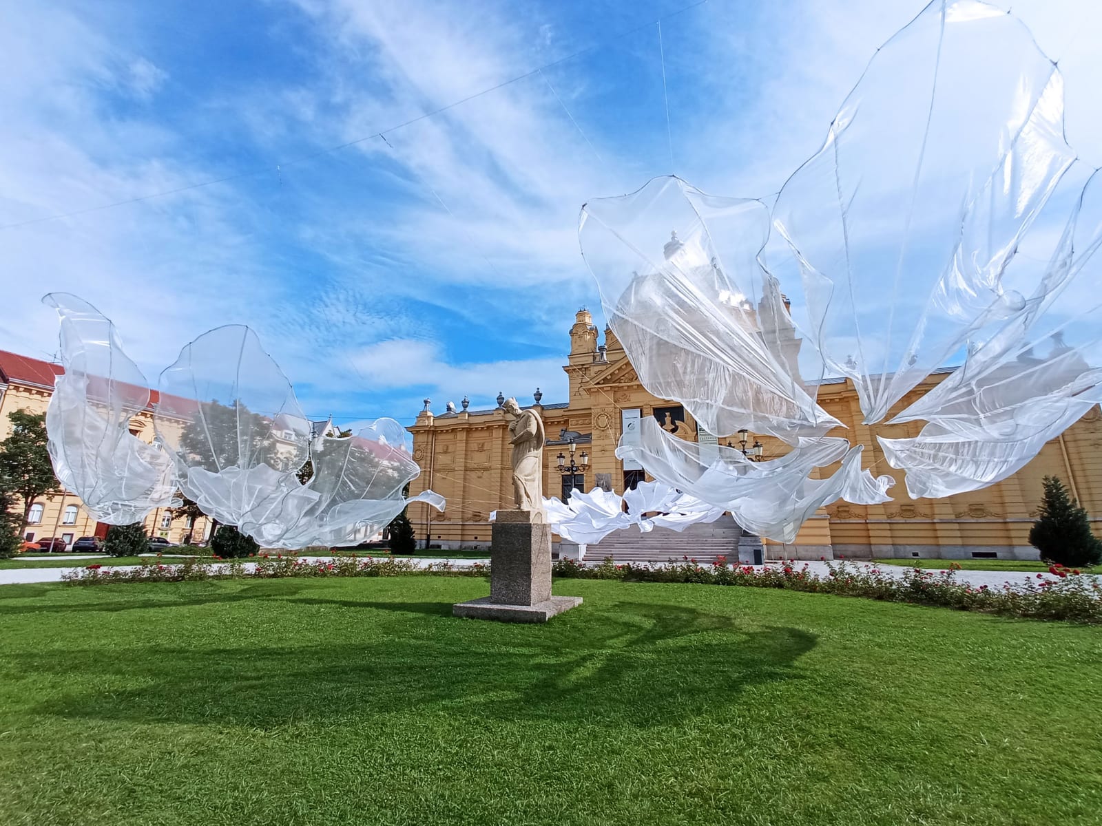 Spomenik i paviljon
